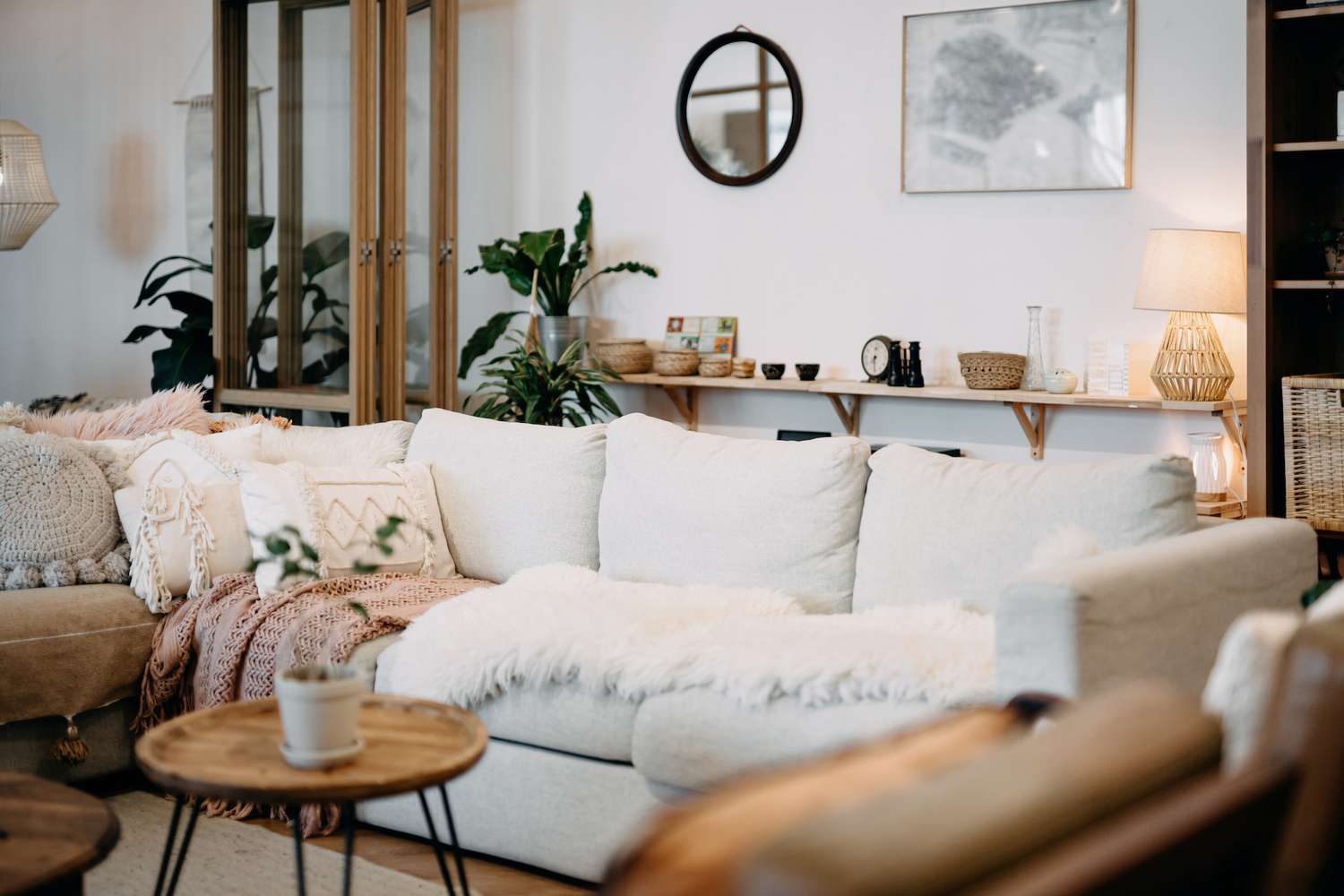 Cozy Home Decor Ideas For a Living Room With Big Windows